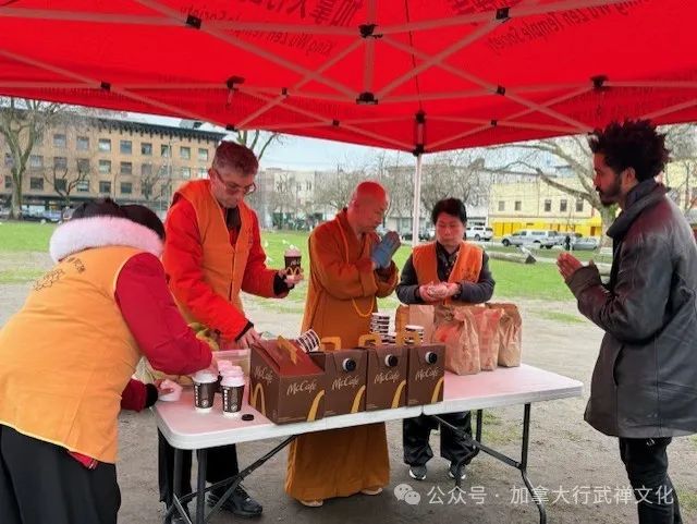 Charity | Xing Wu Zen Temple volunteers gave food to the homeless